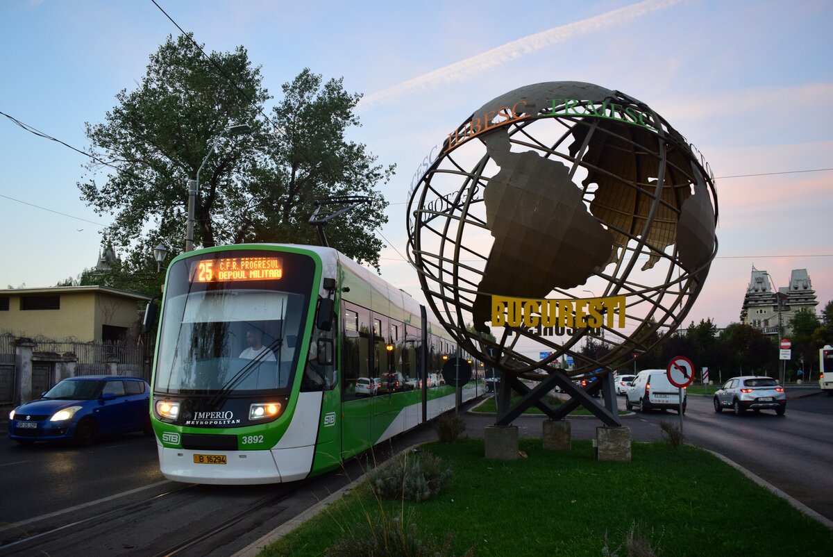 Mit der Straßenbahn um die Welt. Triebwagen 3892 verlässt die Wendeschleife C.F.R Progresul auf der Linie 25 Richtung Stadtzentrum.

Bukarest 04.09.2025