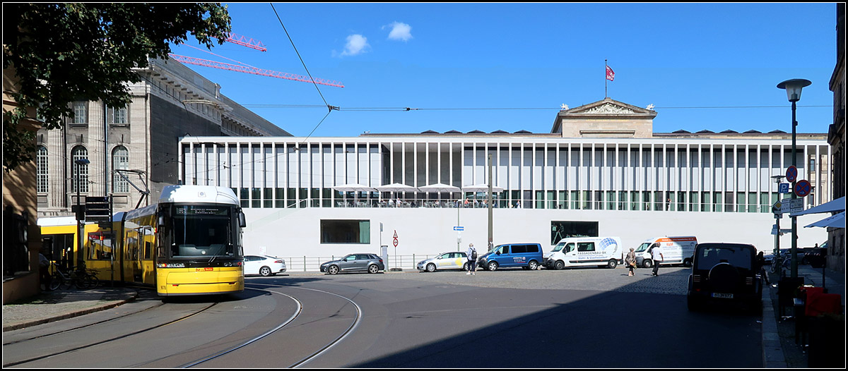 Mit der Straßenbahn zur Berliner Museumsinsel -

Ein abfahrende Tram an der Endhaltestelle Am Kupfergraben und die lange Kolonnadenfront der James-Simon-Galerie. Zwischen Straße und Gebäude befindet sich der Kupfergraben bzw. Spreekanal.

19.08.2019 (M)
