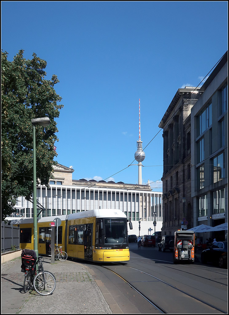 Mit der Straßenbahn zur Berliner Museumsinsel -

Abfahrt einer Flexity-Berlin Straßenbahn an der Endhaltestelle Am Kupfergraben. Über den Museumsgebäuden der Berliner Fernsehturm.

19.02.2019 (M)