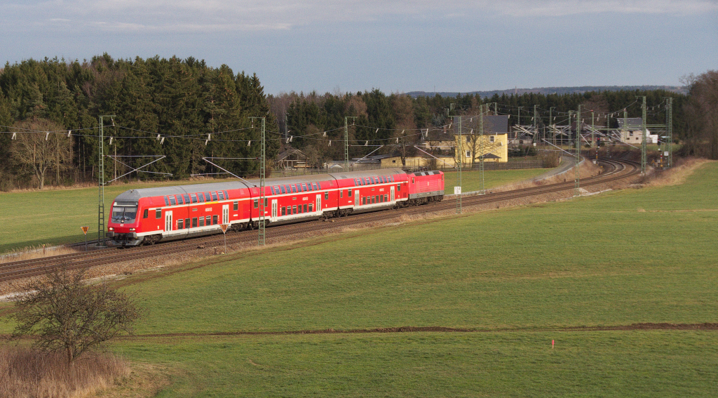 Mit Strom durch das Vogtland oder Frühling Ende Dezember - Nun geht es unter Fahrdraht bis nach Hof, dort muß man nun umspannen oder umsteigen.
Alle zwei Stunden gibt es seit Fahrplanwechsel Dezember 2013 aber noch die RE Verbindung Dresden - Nürnberg. die mit 612er gefahren wird.
Die andere 612er Leistung wird nun als RE Dresden - Zwickau - Hof mit 143er und Dostos auch im Zweistundentakt gefahren.
Trotz Fahrdraht dieselt es ab er noch überwiegend im Vogtland, die Leistungen der Vogtlandbahn und der Erfurter Bahn werden mit Dieseltriebwagen erbracht.

Eigentlich denkt man beim Anblick des Fotos eher an Frühling aber nicht an Ende Dezember.

Bahnstrecke 6362 Leipzig - Hof bei Kornbach im Vogtland mit RE Dresden - Hof am 28.12.2013 - Es schiebt 143 367-1 - 