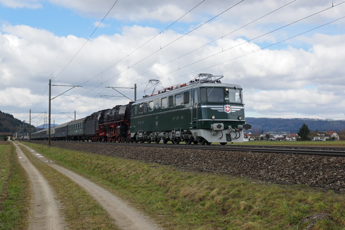 Mit einer Stunde Verspätung erschien der von der Ae 6/6 11407 und 01 1066 geführte Extrazug aus Deutschlad. In Wohlen wurde dieser mit demjenigen der Pacific 01 202 vereint und die beiden 01er zogen den Zug über den Gotthard nach Locarno. Das Bild entstand bei Dottikon-Dintikon.