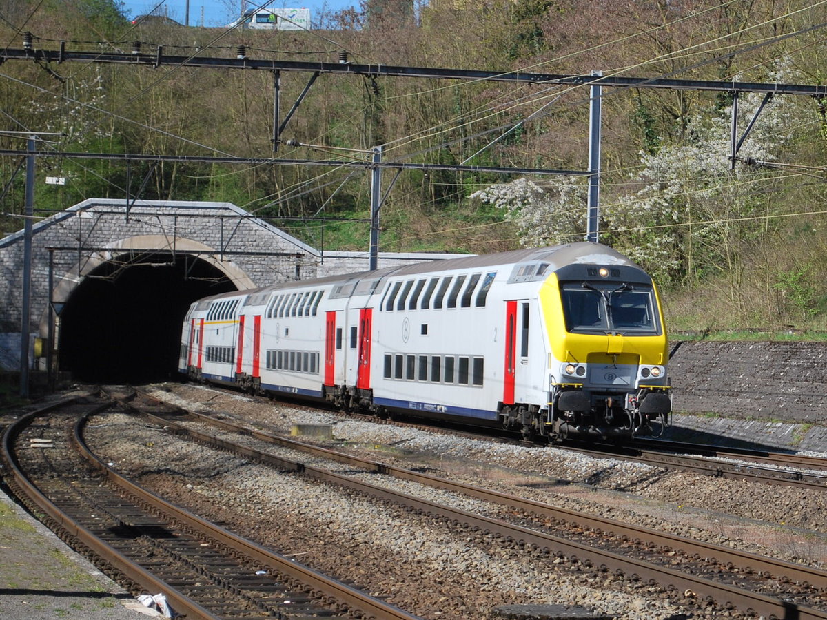Mit einer Stunde Verspätung kommt der IC-Zug nach Liège-Palais durch den Tunnel von Huy. 12. April 2016. Steuerwagen der Reihe M6.