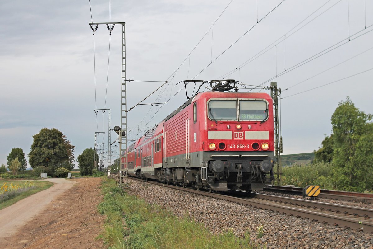 Mit der täglichen  HVZ-Verstärker -RB (Freiburg (Brsg) Hbf - Neuenburg (Baden)) fuhr am 16.09.2016 die 143 856-3  Hinterzarten  in Kürze in ihren vorletzten Zwischenhalt in Müllheim (Baden) ein.