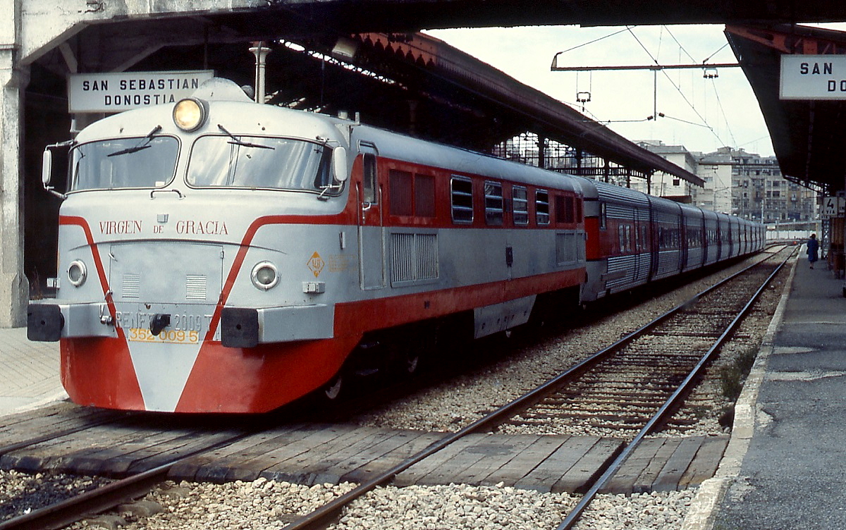 Mit einer Talgo III-Garnitur ist die 352 009-5  Virgen de Gracia  im März 1986 in San Sebastian/Donostia eingetroffen. Von diesen Lokomotiven wurde 1964/65 insgesamt 10 Exemplare gebaut, die 352.001-005 bei Krauss-Maffei und die 352.006-010 bei Babcock & Wilcox.