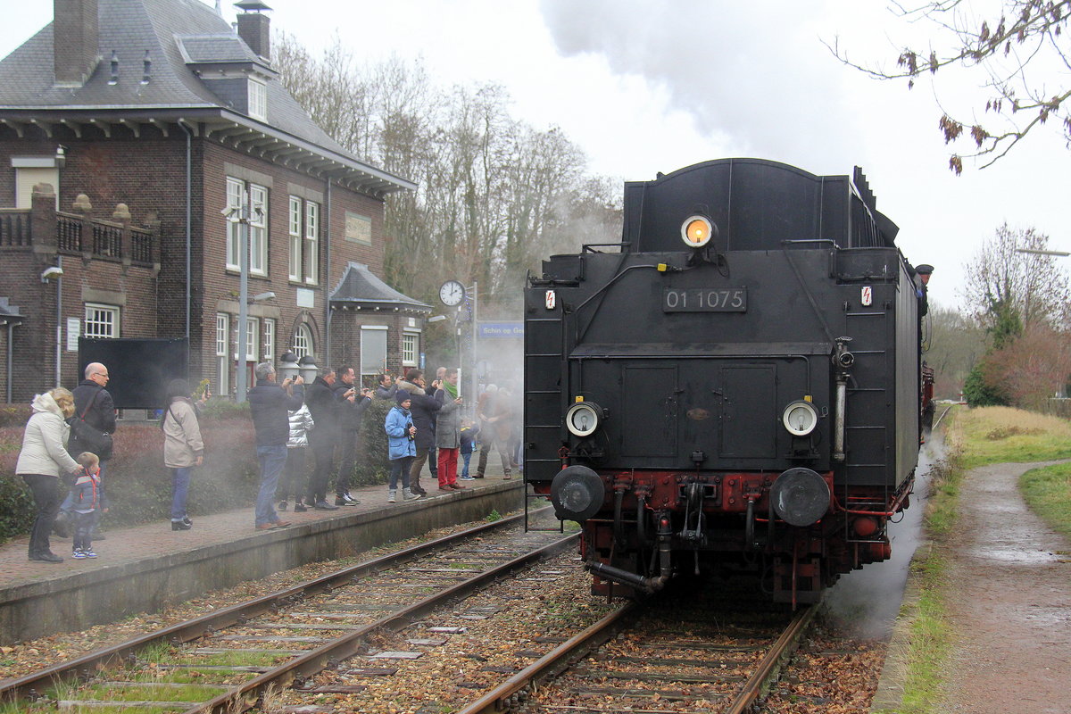 Mit Tender voraus 01 1075 von SSN rangiert in Schin-op-Geul(NL). 
Aufgenommen von Bahnsteig in Schin-op-Geul(NL). 
Bei Regenwolken am Kalten Nachmittag vom 30.12.2018.