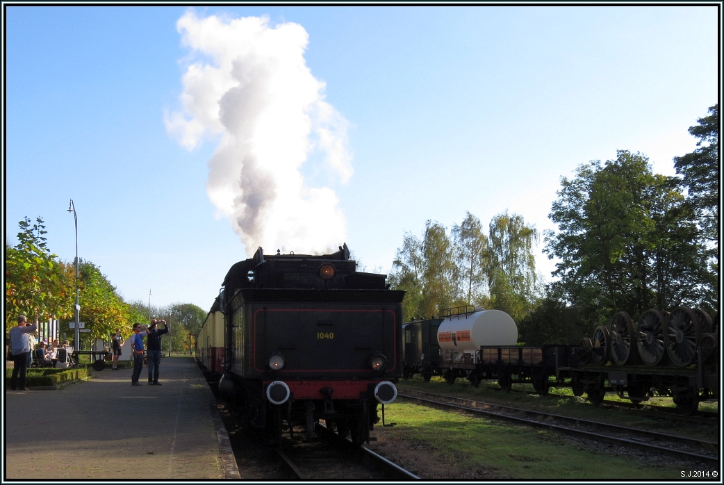 Mit Tender voraus arbeitet sich die SJ 1040 der ZLSM langsam vorwärts bei der Ausfahrt am Bahnhof in Simpelveld (NL).Die Rauchfahne sieht ein wenig aus wie Zuckerwatte.Szenario vom Vormittag des 19.Okt.2014.