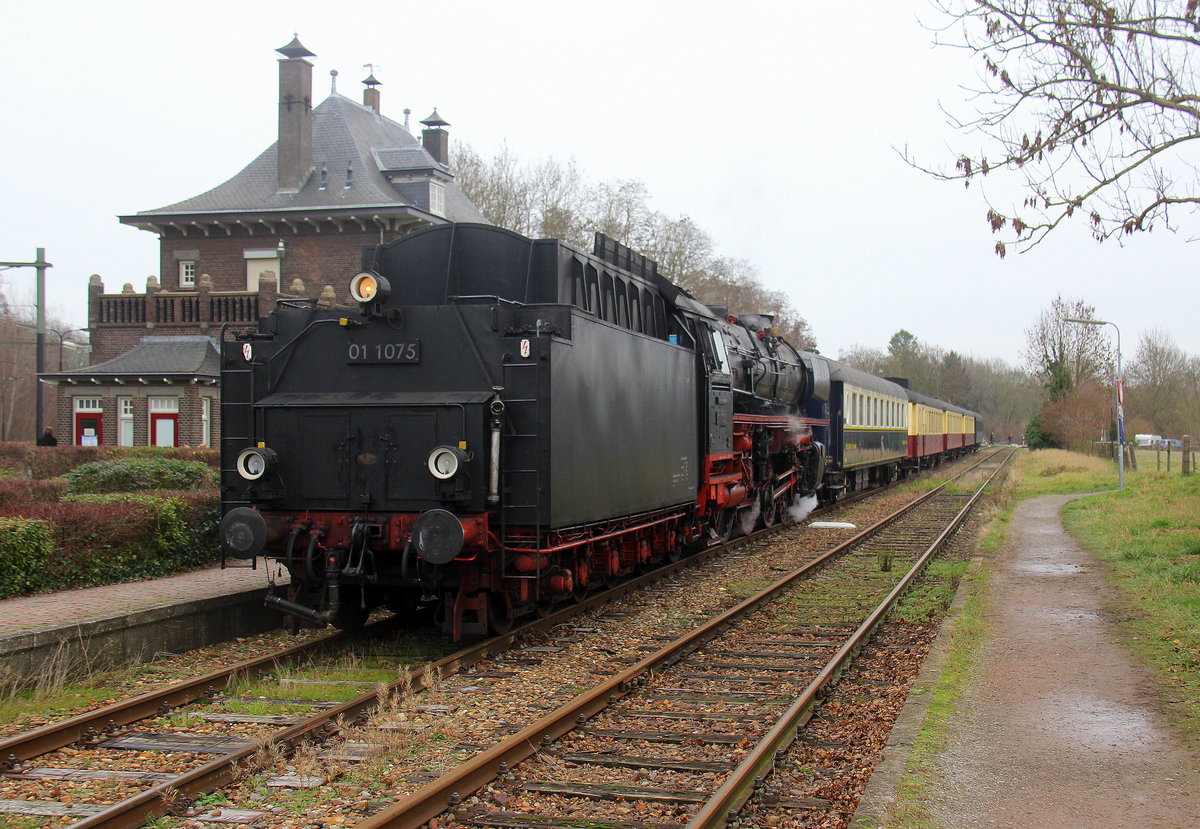 Mit Tender voraus steht 01 1075 von SSN mit einem Sonderzug von Simpelveld(NL) nach Schin-op-Geul(NL). 
Aufgenommen von Bahnsteig in Schin-op-Geul(NL).
Bei Regenwolken am Kalten Nachmittag vom 30.12.2018.