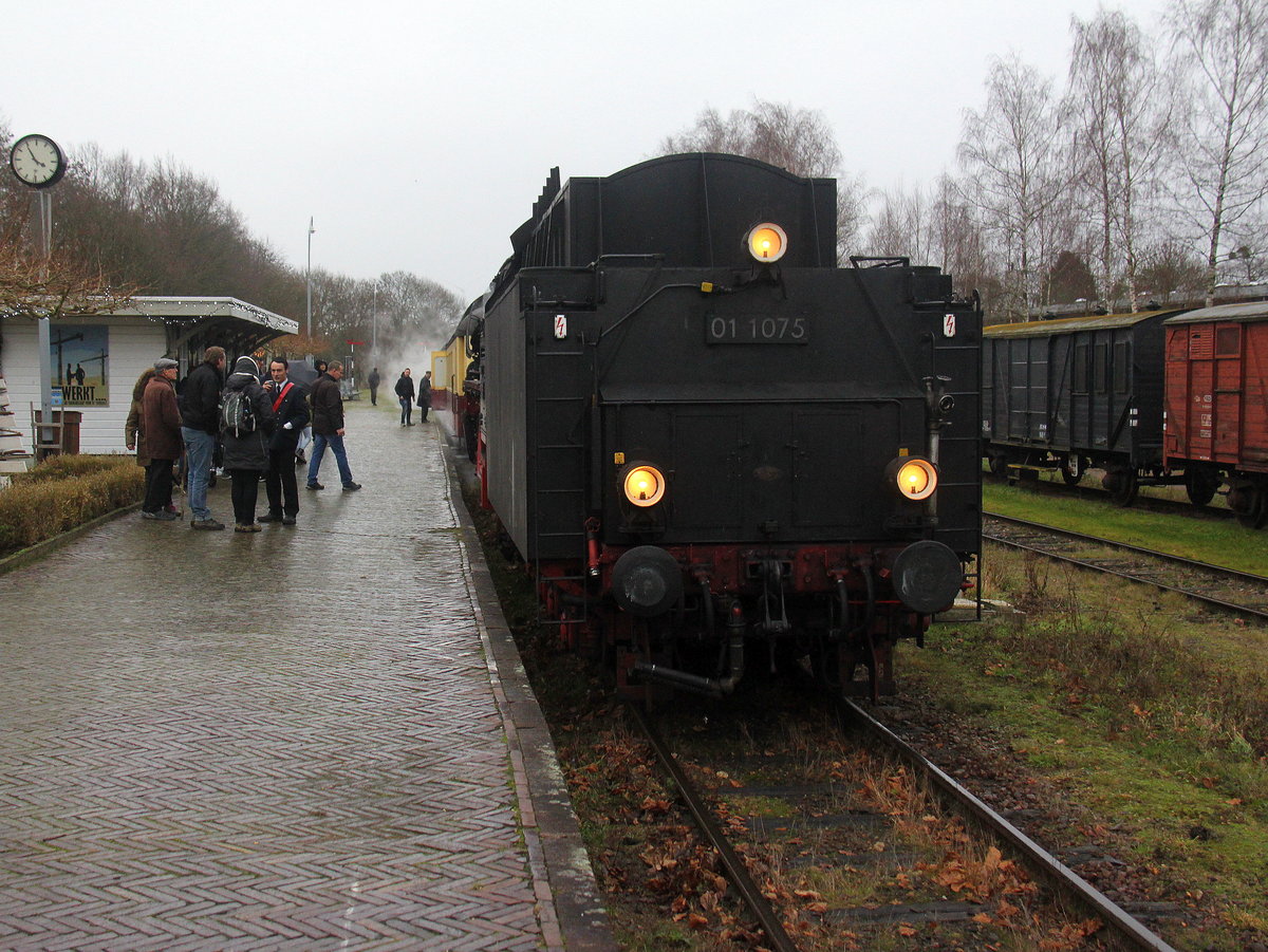 Mit Tender voraus steht 01 1075 von SSN mit einem Sonderzug von Simpelveld(NL) nach Schin-op-Geul(NL). 
Aufgenommen von Bahnsteig in Simpelveld(NL).
Bei Regenwetter am Kalten Nachmittag vom 30.12.2018.