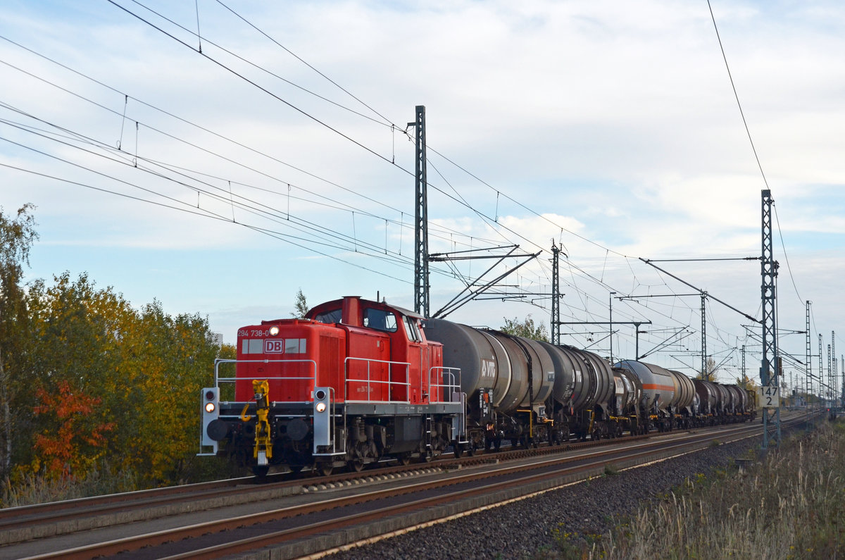 Mit der Übergabe aus Bitterfeld rollt 294 738 am 27.10.20 durch Landsberg Richtung Halle(S).