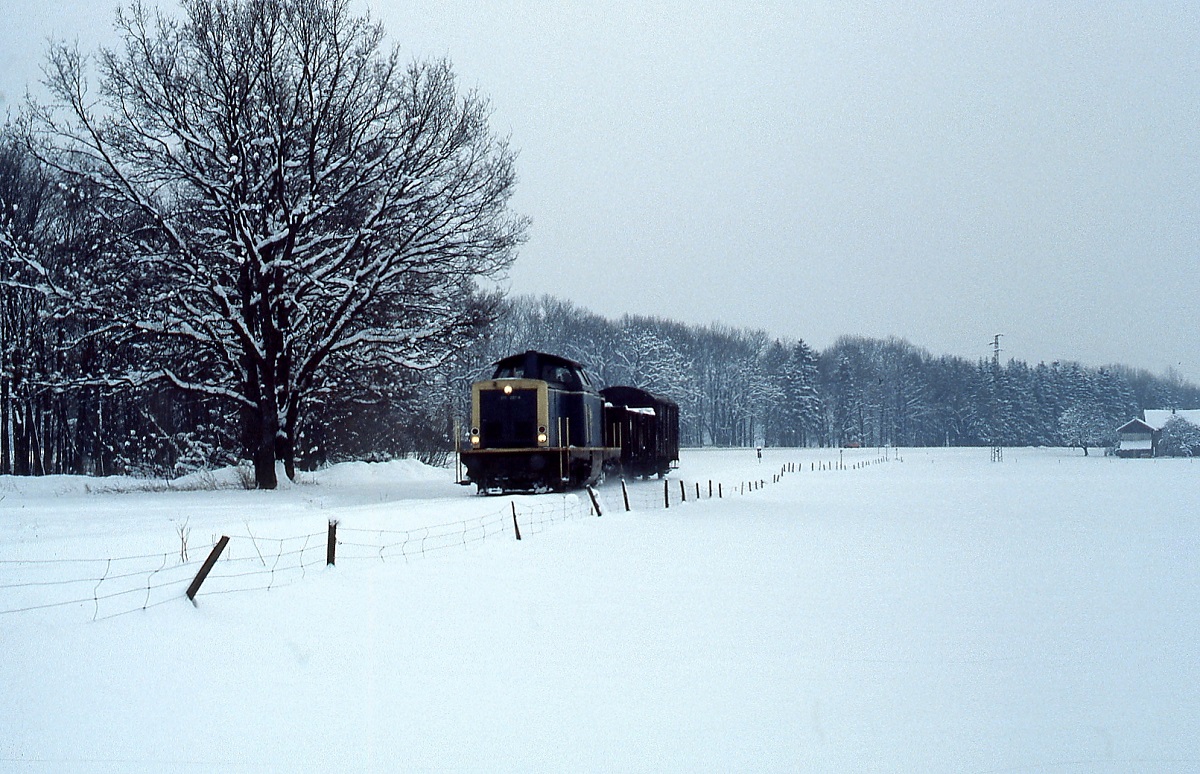 Mit einer Übergabe aus Marquartstein hat 211 207-6 im Februar 1986 Übersee erreicht. Der Personenverkehr auf dieser Strecke wurde bereits 1968 eingestellt, die Gesamtstilllegung erfolgte am 01.04.1992.