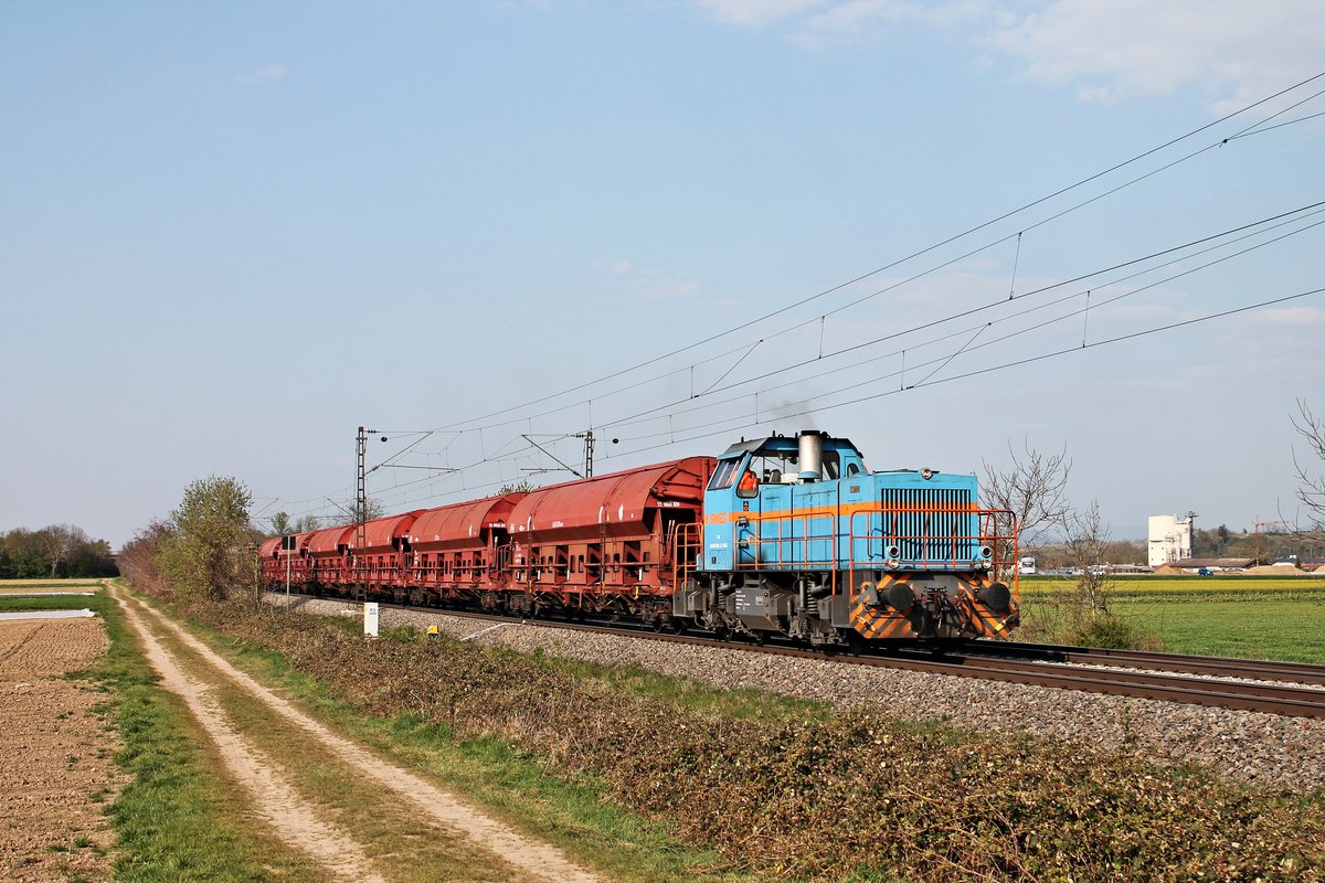 Mit der Übergabe (Freiburg (Brsg) Rbf - Neuenburg (Baden)), welcher an diesem Tag aus  6 Tadgs von RCH bestand, fuhr am Nachmittag des 09.04.2020 die SWEG V102 (575 002-7) südlich von Buggingen durchs Rheintal in Richtung Müllheim (Baden).