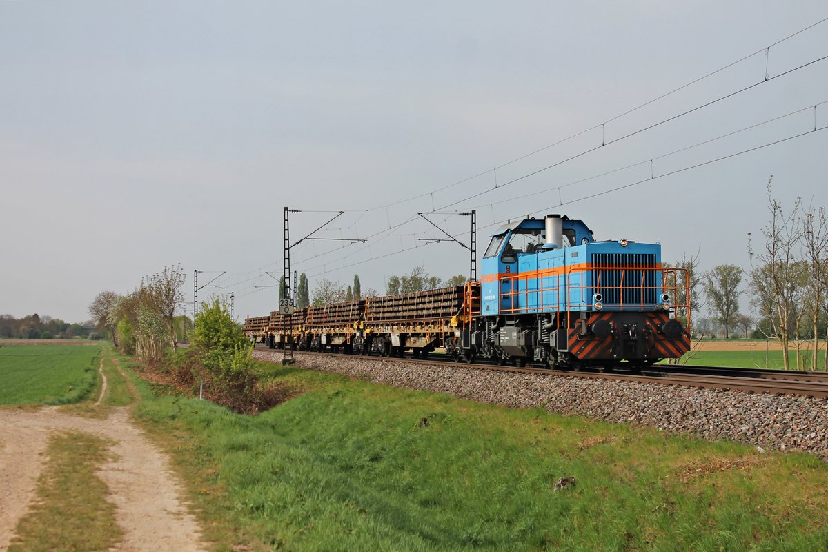 Mit der Übergabe (Neuenburg (Baden) - Freiburg (Brsg) Rbf), die an diesem Tag aus vier Flachwagen mit Holzschwellen bestand, fur die SWEG V102 (575 002-7) am 11.04.2017 bei Hügelheim gen Buggingen.