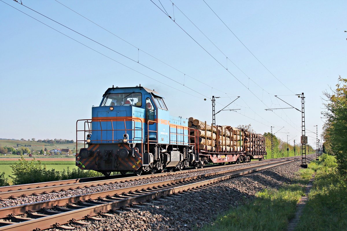 Mit der Übergabe (Neuenburg (Baden) - Freiburg (Brsg) Rbf), welcher an diesem Tag aus zwei mit Holz beladenen Flachwagen bestand, fuhr am frühen Abend des 23.04.2020 die SWEG V102 (575 002-7) nördlich von Hügelheim über die KBS 702 in Richtung Buggingen.