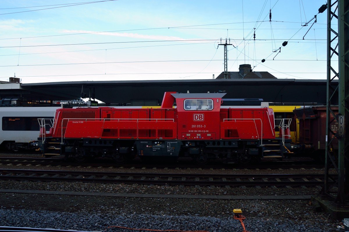 Mit einer Übergabe von der rechten Rheinstrecke ist die Gravita 261 053-3 auf Gleis 5 in Wartestellung gegangen. Erst nach dem sie eine MRB hat einfahren lassen, fuhr sie unter lautem Motorengrummeln weiter in Richtung Koblenz Lützel. 4.3.2014