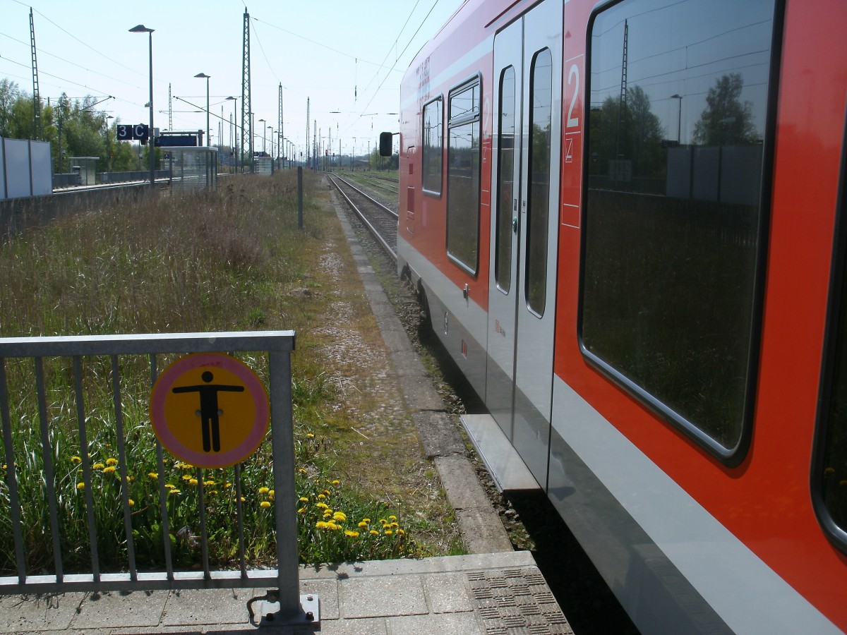 Mit Überlänge stand der 429 028,am 27.April 2014,am Bahnsteig in Bergen/Rügen.