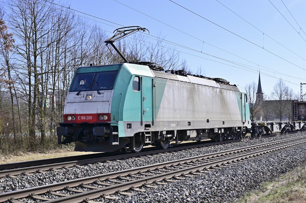 Mit V-Gruß ist der Tf der E186 206 bei Thüngersheim dem Fotografen begegnet auf seinem Weg wohl nach Antwerpen.