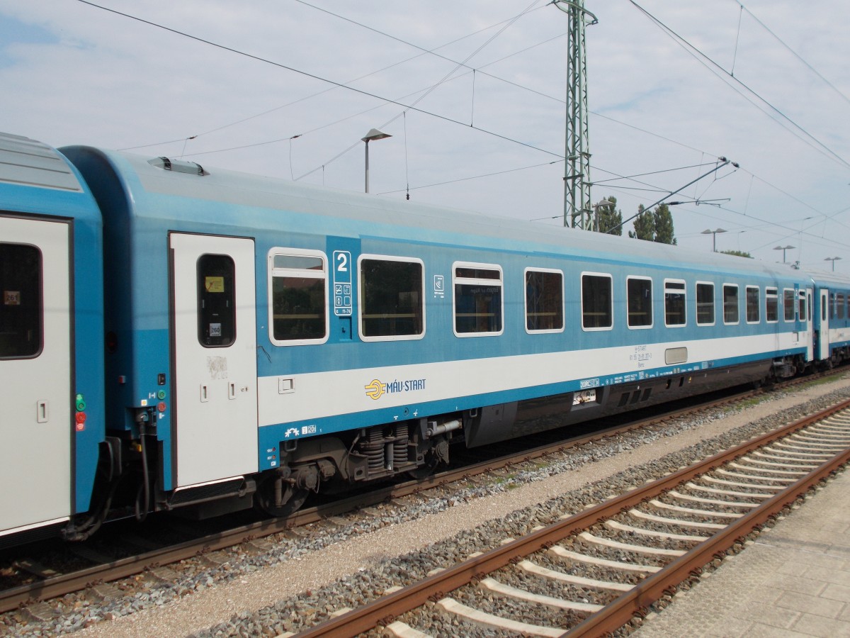Mit verbleichter Farbe war,am 27.Juli 2014,der Bvmz 61 55 21-91 317-3 im Ersatzzug nach Dresden,für den EC 379,eingereiht den ich in Bergen/Rügen fotografierte.