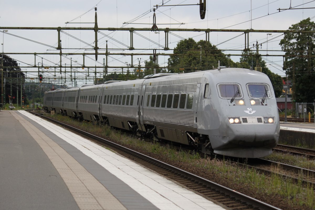 Mit einer Verspätung von 10 Minuten erreicht Snabbtåg 540 nach Stockholm den Bahnhof Hässleholm. Aufnahmedatum: 10.07.2017