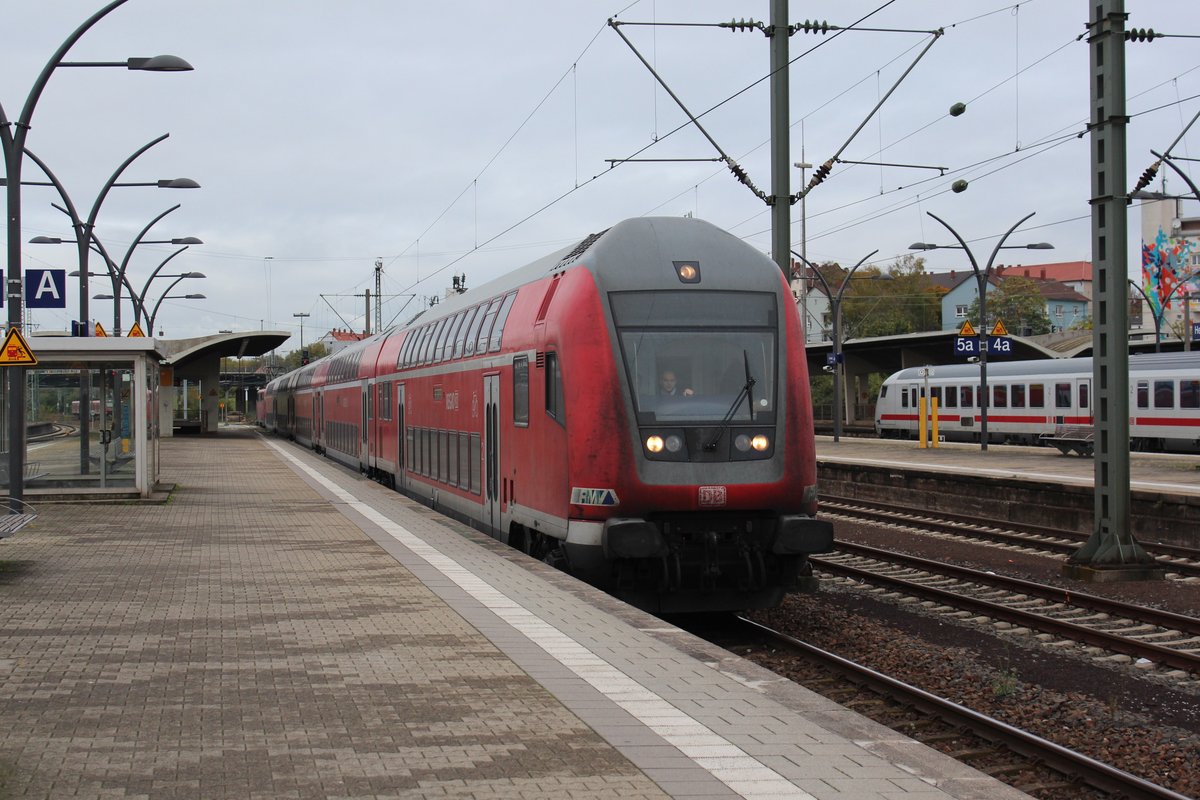 Mit einer Verspätung von 10 Minuten erreicht RB15349 aus Frankfurt am 25.10.2017 ihren Endbahnhof Heidelberg.
