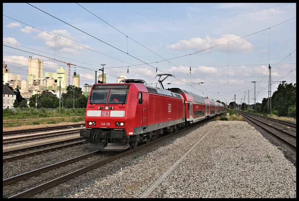 Mit Verspätung erreicht hier am 19.6.2023 um19.15 Uhr der RE 2 aus Düsseldorf mit Zuglok 146119 Lengerich in Westfalen.