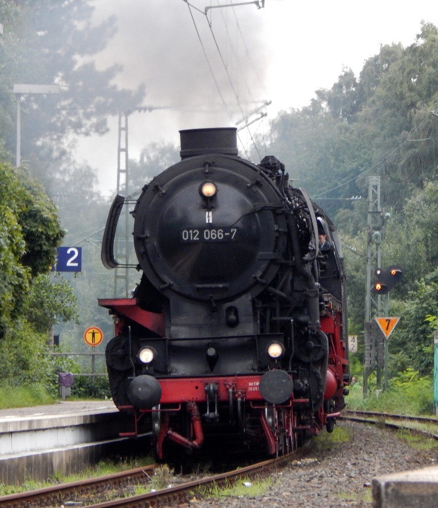 Mit viel Dampf und getöse kam die 012 066-7 mit dem Pendelzug von Bochum Dahlhausen durch Essen Horst gefahren.

Essen Horst 19.09.2015