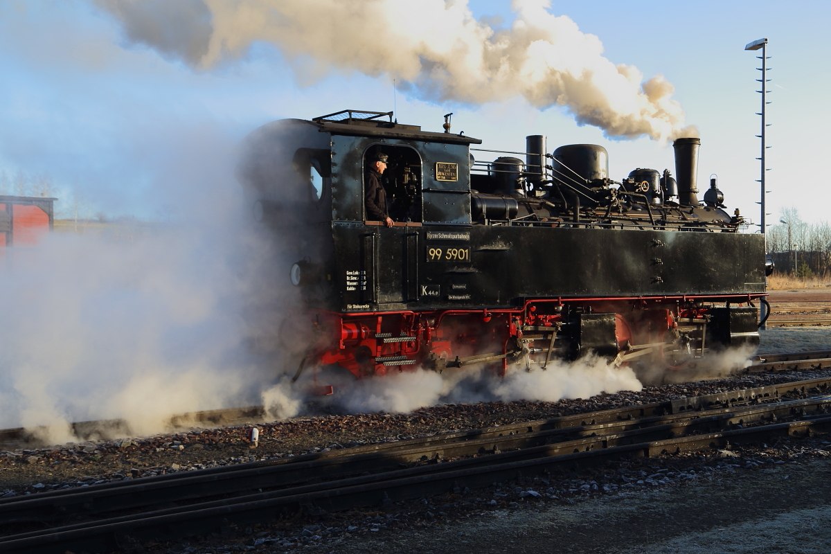 Mit viel Dampf ist hier 99 5901 am Morgen des 14.02.2015 gerade auf Rangierfahrt im ehemaligen Bw Gernrode um einen Sonder-PmG der IG HSB zu übernehmen.
