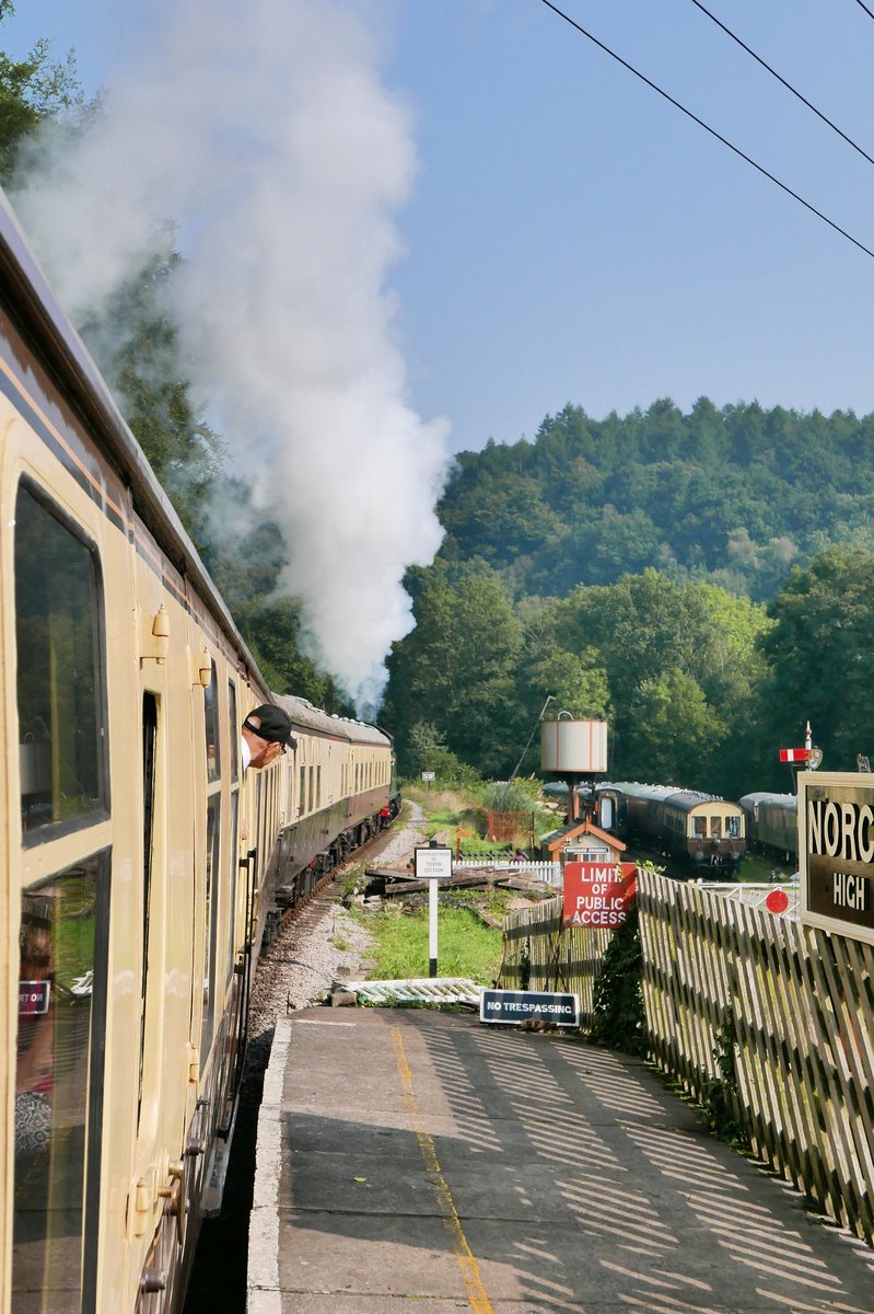 Mit viel Dampf verlässt Dampflok No. 5541 der GWR 2-6-2T 4575 Class der Dean Forest Railway die Norchard High Level Station, 14.9.2016 