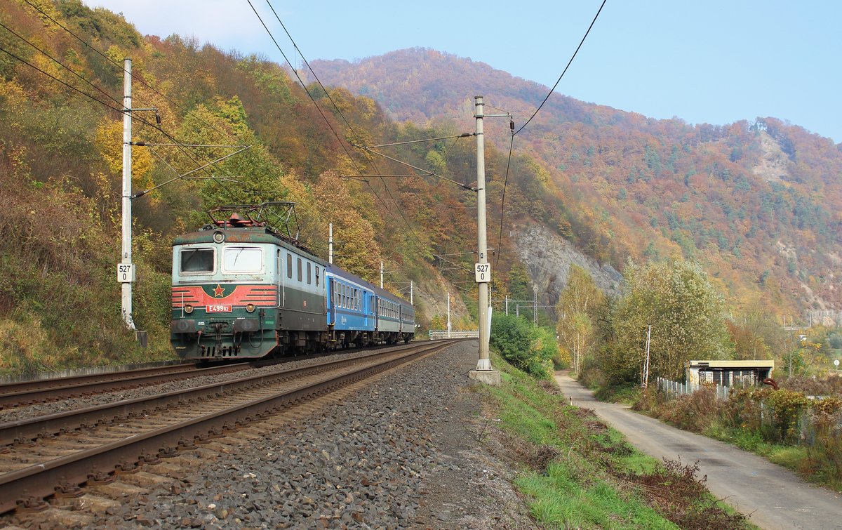 Mit viel Glück erwischte ich am 16.10.17 die E 499 112 mit R 11168 in Povrly.