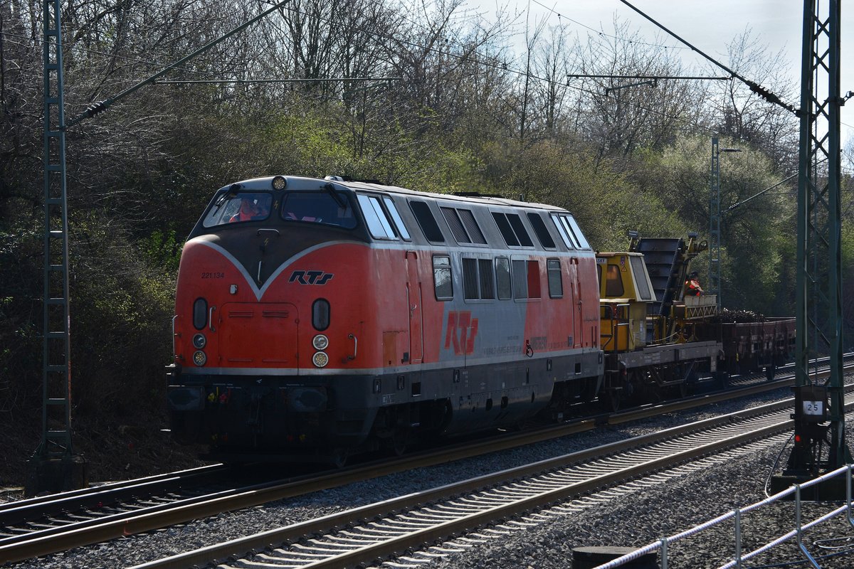 Mit viel Lärm in Form von kreischenden Bremsen kam 221 134 von RTS mit einem Kleineisensammelfahrzeug und Flachwagen durch Unterrath gefahren und sammelte das Kleineisen ein. Durch eine Magnettrommel wird das Kleineisen angezogen und per Förderband in den Flachwagen transportiert. 

Daten zum Kleineisensammelfahrzeug

Fahrzeugnummer: 97 33 29 902 57-9 Swietelsky Wien
ÖBB Nummer: 43 81 941 3 100-1
Bauart: KSW
Hersteller: Plasser und Theurer
Baujahr: Abnahme 09.06.1994


Düsseldorf 25.03.2017