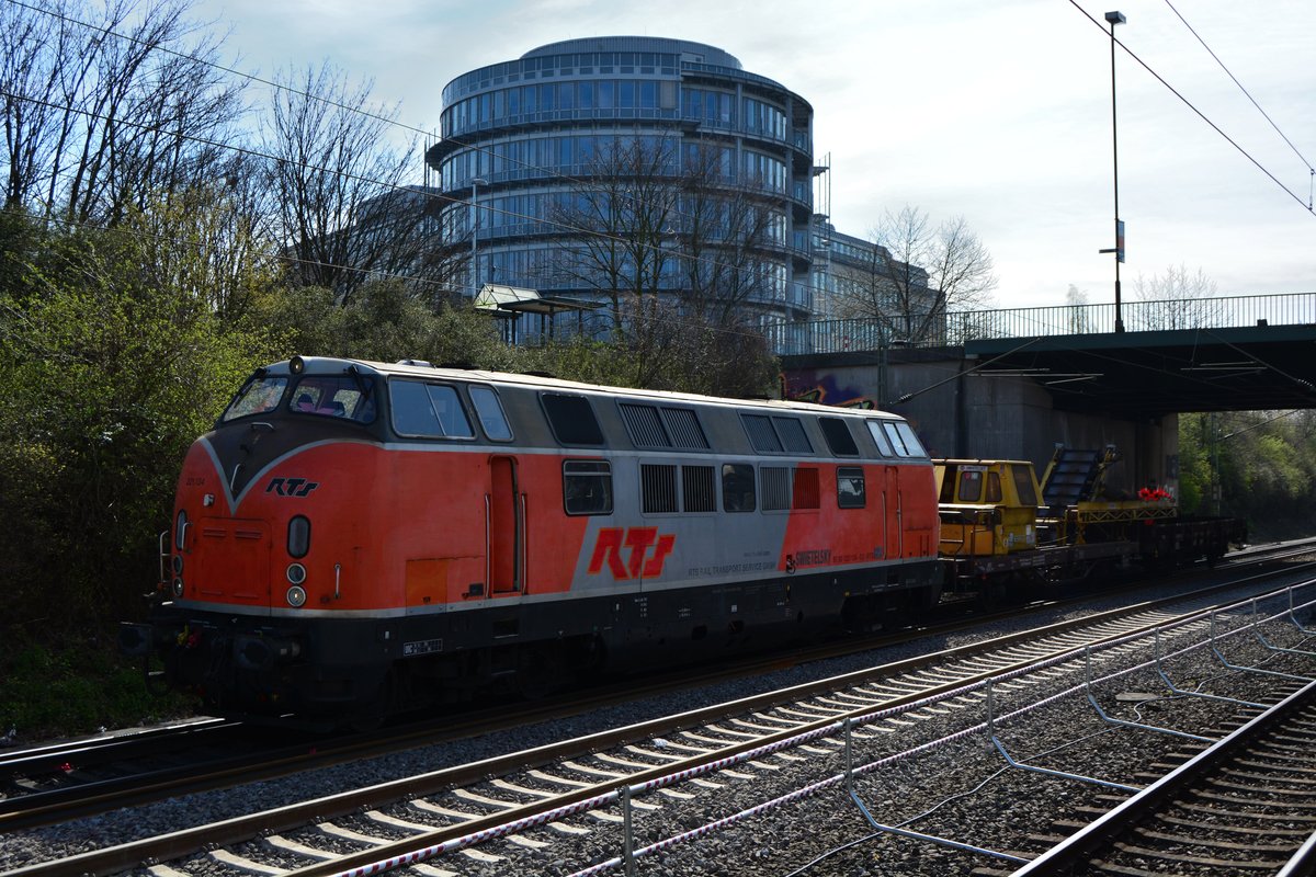 Mit viel Lärm in Form von kreischenden Bremsen kam 221 134 von RTS mit einem Kleineisensammelfahrzeug und Flachwagen durch Unterrath gefahren und sammelte das Kleineisen ein. Durch eine Magnettrommel wird das Kleineisen angezogen und per Förderband in den Flachwagen transportiert. 

Daten zum Kleineisensammelfahrzeug

Fahrzeugnummer: 97 33 29 902 57-9 Swietelsky Wien
ÖBB Nummer: 43 81 941 3 100-1
Bauart: KSW
Hersteller: Plasser und Theurer
Baujahr: Abnahme 09.06.1994


Düsseldorf 25.03.2017