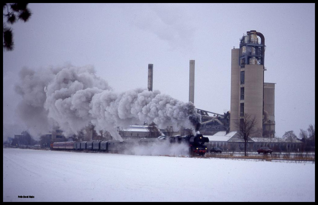 Mit viel Power geht 503655 von Eisenbahntradition am 5.1.1997 mit ihrem Sonderzug bei Erwitte auf der WLE Strecke nach Warstein in die anstehende Steigung. 