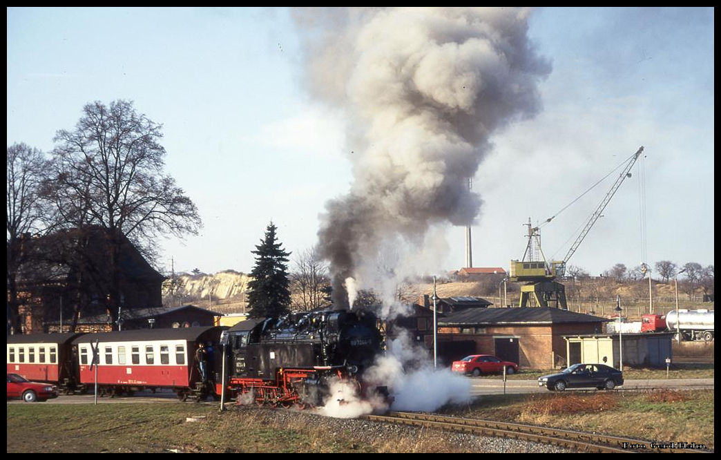 Mit viel Qualm und Dampf fährt 997244 am 9.2.1997 um 14.25 Uhr mit dem Personenzug nach Alexisbad aus dem Bahnhof Gernrode aus.
