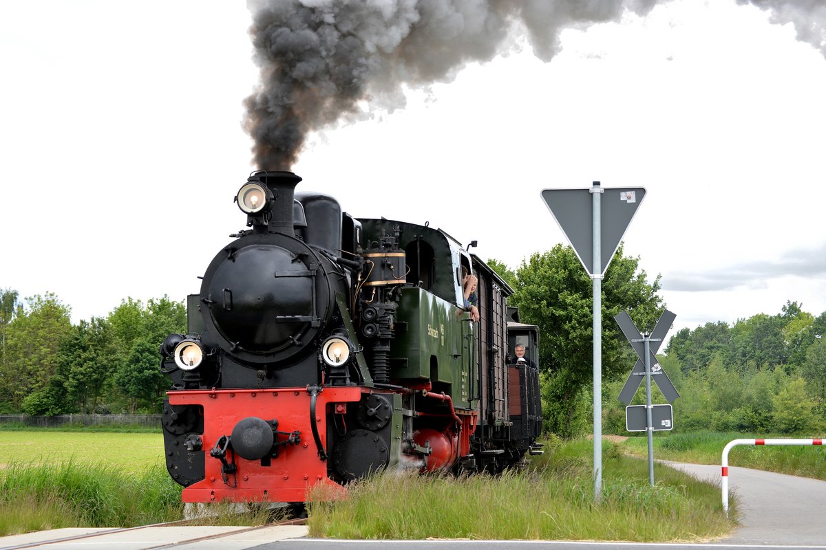 Mit viel Rauch schnaufte Lok 101 mit dem Museumszug in Richtung Stahe.

Birgden 16.05.2016