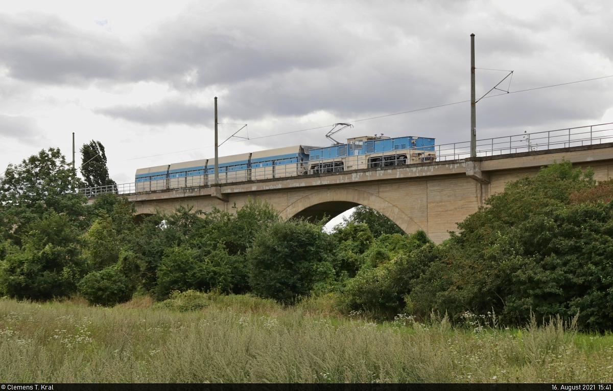 Mit vier beladenen Wagen bewegt sich Lok 2 auf der Feldbahn des Sodawerks Bernburg im  Rückwärtsgang  vom Kalksteinbruch zum Entladebunker. Weite Teile der 2 Kilometer langen Schmalspurstrecke verlaufen über Brücken und durch Tunnel, weshalb die Auswahl an Fotostandorten nicht allzu groß ist.

🧰 Solvay Chemicals GmbH
🕓 16.8.2021 | 15:41 Uhr