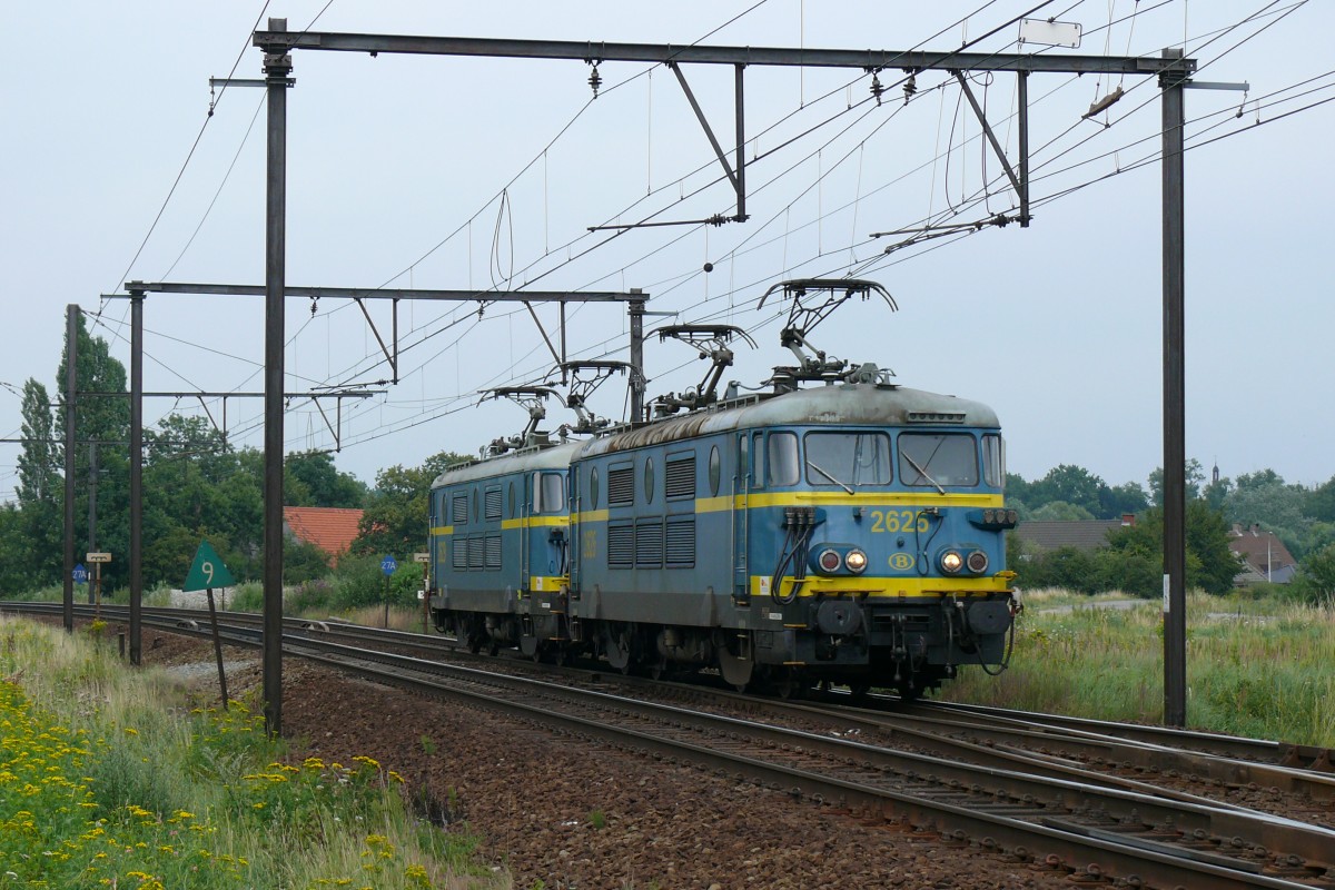 Mit vier Stromabnehmern am Draht kommen HLE 2625 und 2629 als Lokzug über die grosse Schleife bei Ekeren in Richtung Antwerpen. Aufgenommen am 27/07/2010.