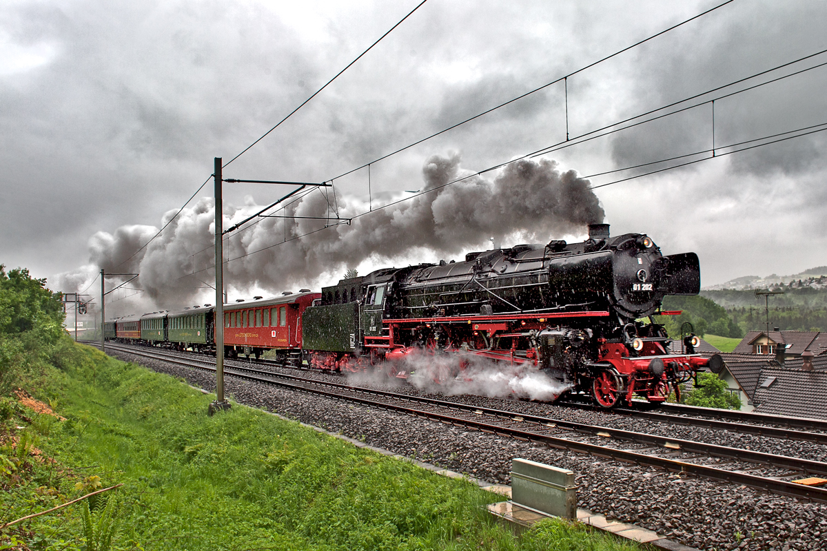 Mit Volldampf an den Bodensee fährt die 01 202 mit ihrem Sonderzug bei strömenden Regen die Steigung bei Schwarzenbach/Wil herauf.Bild Mai 2015