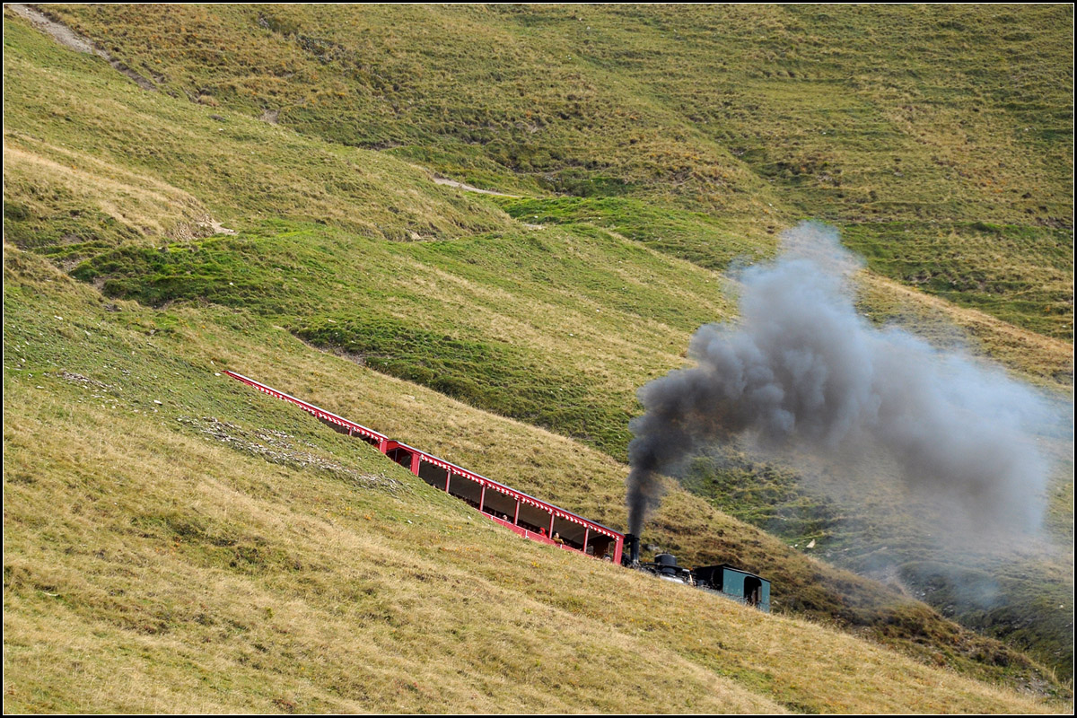 Mit Volldampf den Berg hoch -

Brienzer Rothornbahn, kohlebefeuerte Lok.

29.09.2013 (J)