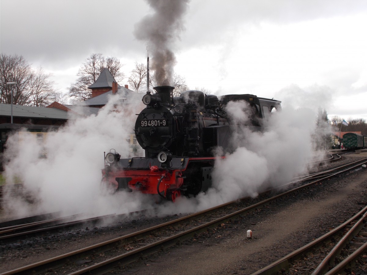 Mit Volldampf dampfte 99 4801,am 21.November 2015,in Putbus zu ihren Zug.