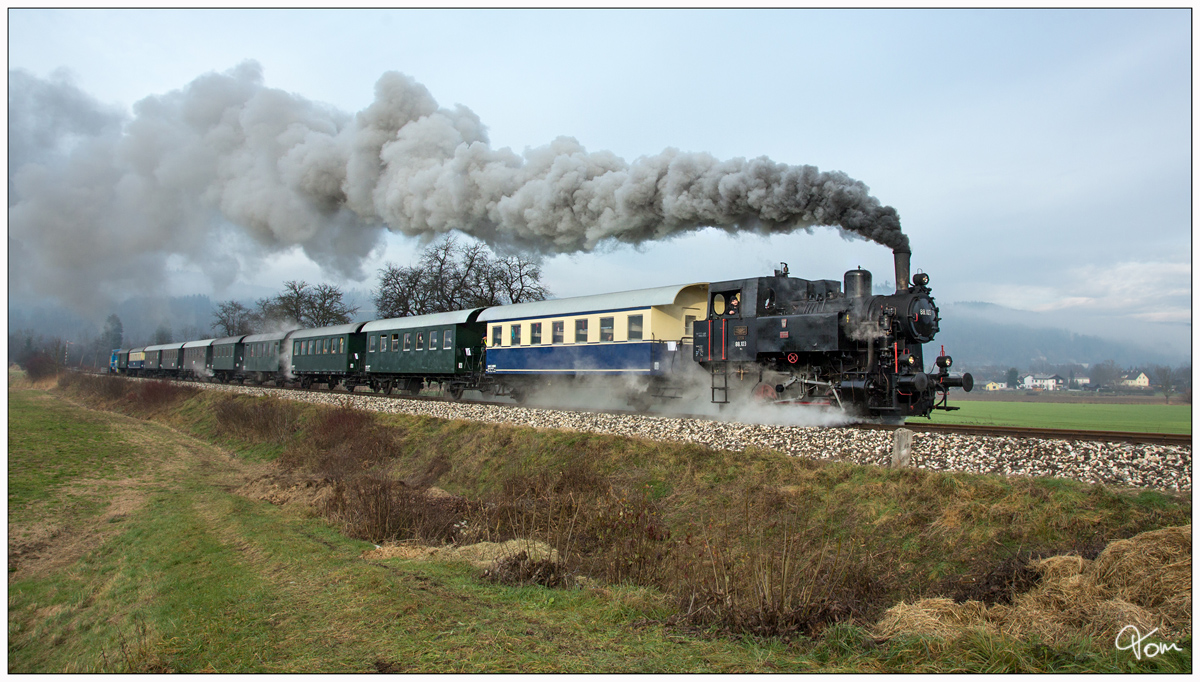 Mit Volldampf durch das Rosental - 88.103 zieht einen Nikolausdampfzug von Weizelsdorf nach Ferlach.
Kappel an der Drau 2.12.2018