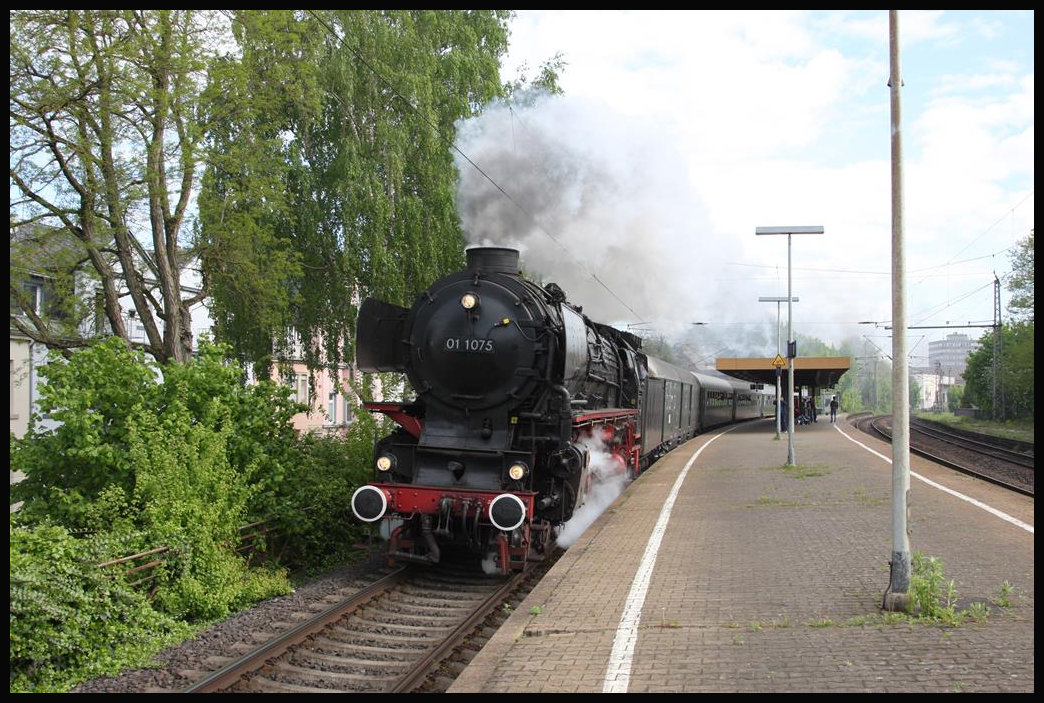 Mit Volldampf kommt hier 011075 mit ihrem Sonderzug nach Saarbrücken am 28.4.2018 um 1014 Uhr durch den Bahnhof Trier Süd. Der Zug war im Rahmen des Dampflok Spektakels unterwegs.