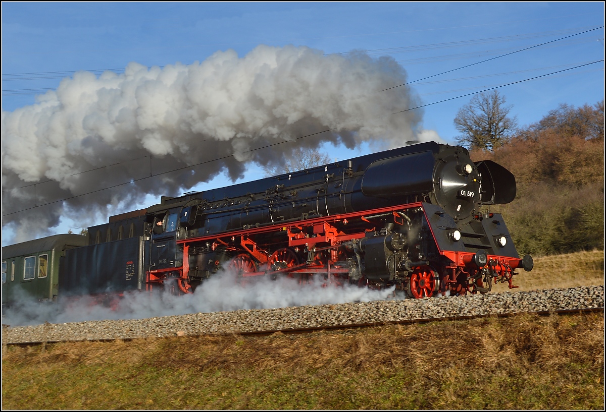 Mit Volldampf das Primtal hinauf. Bei Aldingen lässt es die 01 519 krachen. Der Zug muss schließlich noch zum Weihnachtsmarkt nach Konstanz. Dezember 2015.