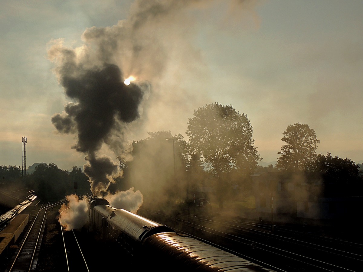  Mit Volldampf der Sonne entgegen ; Dampflok 477.043 Papouek(„Papagei“) am Weg zu den Ampflwanger Dampftagen; 130928