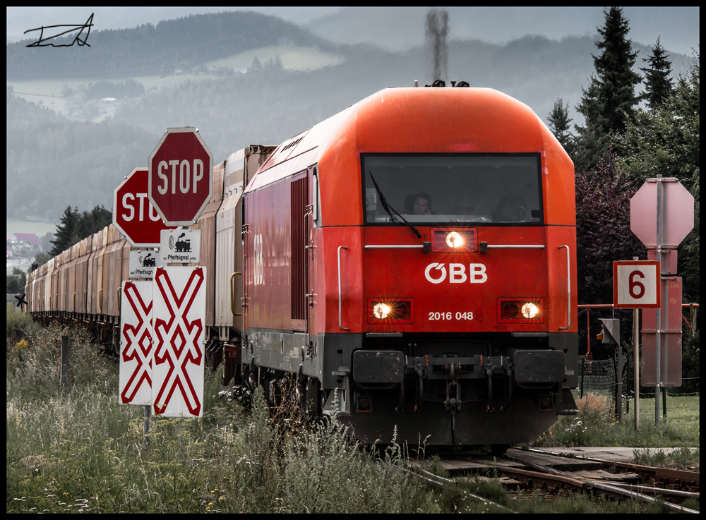 Mit voller Leistung kämpft sich die 2016 048 mit Ihrem Güterzug die Steigung kurz nach Zeltweg hinauf Richtung Pöls. 28.07.2016