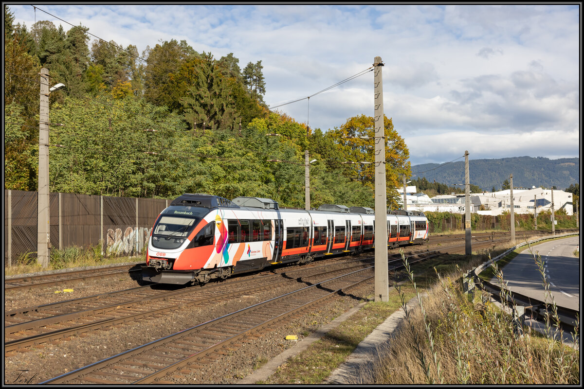 Mit  Vollgas  flitzt die  Ente  aus der Hatestelle Villach Warmbad in den Bahnhof Villach ZVB. 
14.10.2021
