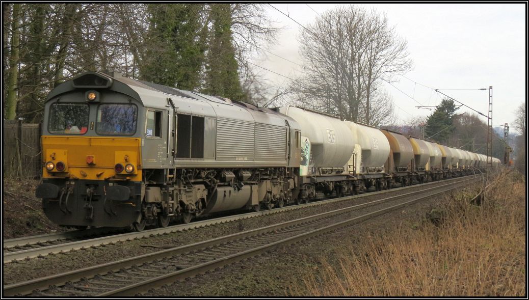 Mit Volllast arbeitet sich die Class66 mit ihren Silozug am Haken die Rampe der Montzenroute hinauf nach Belgien.Hier zu sehen am Gemmenicher Weg unweit von Aachen.
Szenario vom 26.02.15.