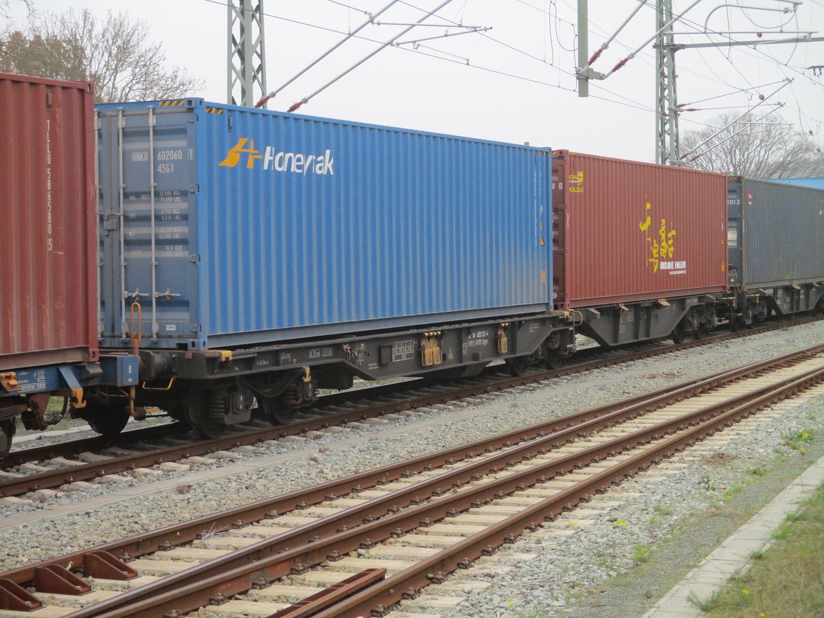 Mit wahrscheinlich neuen Schwung Masken stand dieser Sggrs mit Chinacontainer,am 10.November 2020,in Bergen/Rügen.