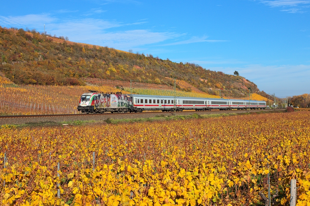 Mit Werbung ausgestattet, war am 8.11.2015 die 182 521 mit dem IC 2519 unterwegs und passierte dabei den roten Hang bei Nackenheim