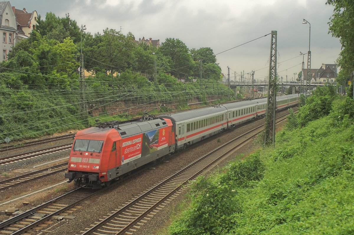 Mit einer Werbung für die Bernina Express, rollt 101 092-5 am Hochgeschwindigkeit durch den Wormser Hauptbahnhof im Richtung Mannheim. 29 Mai 2014.