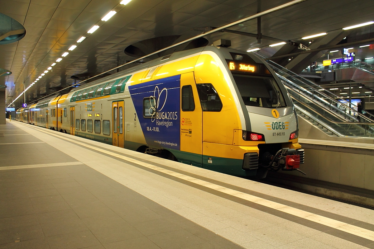 Mit der Werbung für die BUGA 2015 in der Havelregion wartet der ODEG KISS 445 113 als RE 79539 am 01.02.2015 in Berlin Hauptbahnhof.
Die RE 4 Linie der ODEG hat da gewaltige Aufgaben zu erledigen. 


