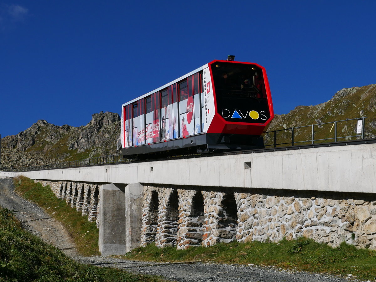 Mit Werbung für Coca Cola der Wagen 4 der PARSENN-Bahn zwischen den Stationen Weissfluhjoch und Höhenweg (Sektion 2) am Panoramaweg auf Talfahrt; 22.09.2016

